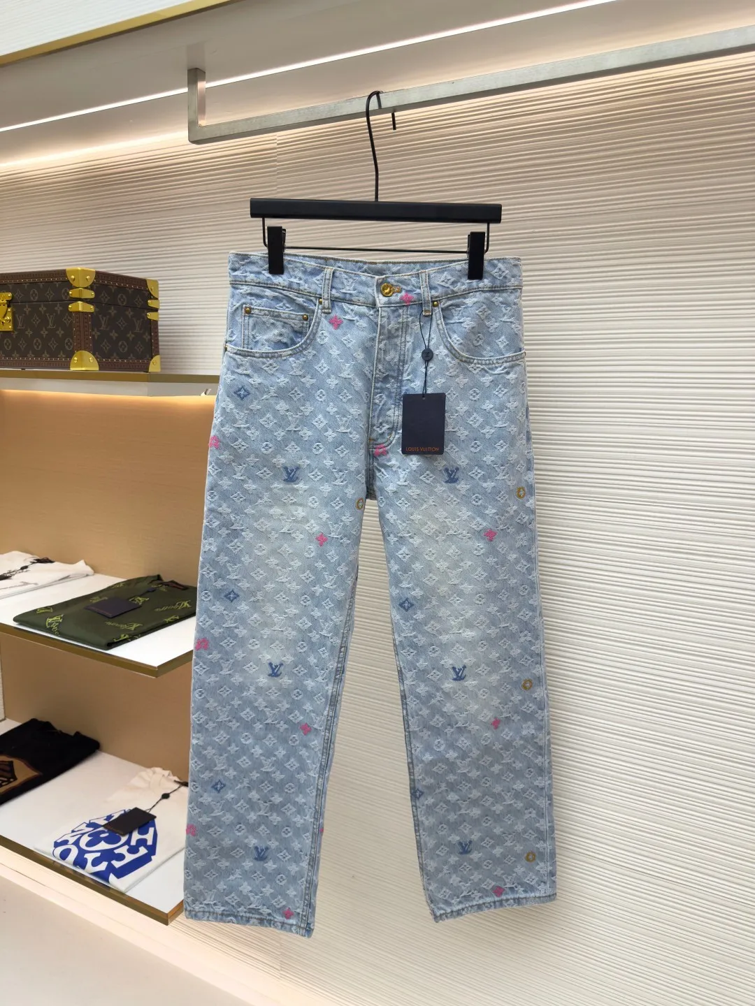 LOUIS VUITTON colorful letter jacquard denim trousers ●Authentic product: Purchased and developed by 16600 ●Item number: 1680110-B80 ●Fabric: cotton denim fabric ●Technology: embroidery ●Version: fitted version ●Weight: about 780 grams ●Size: 30-32-34-36 ●Description: It is made of unique washed denim cotton with excellent elasticity and stretchability. The entire model has been washed twice to achieve the perfect texture and color. The various wiring and workmanship are even more meticulous. The whole body is customized with hardware and customized leather labels. All details are perfect!